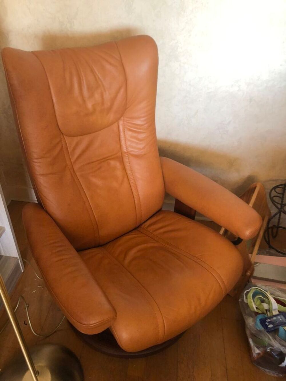 2 fauteuils cuir avec un repose pied Meubles
