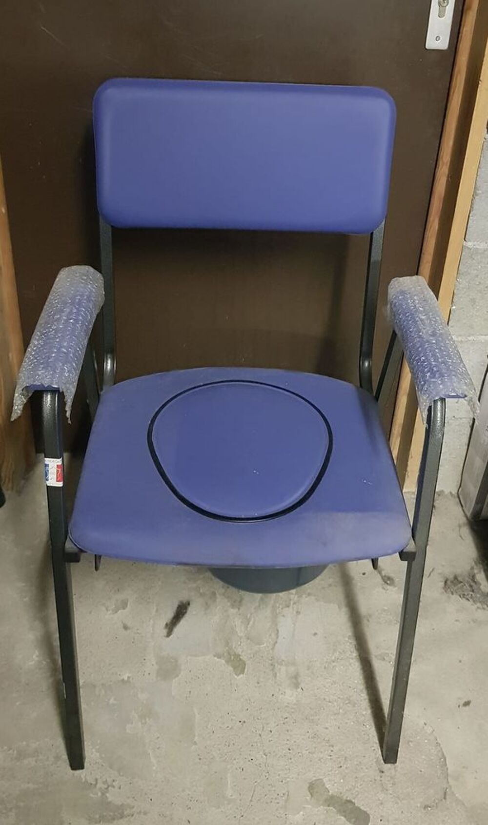 chaise perc&eacute;e m&eacute;dicale Meubles