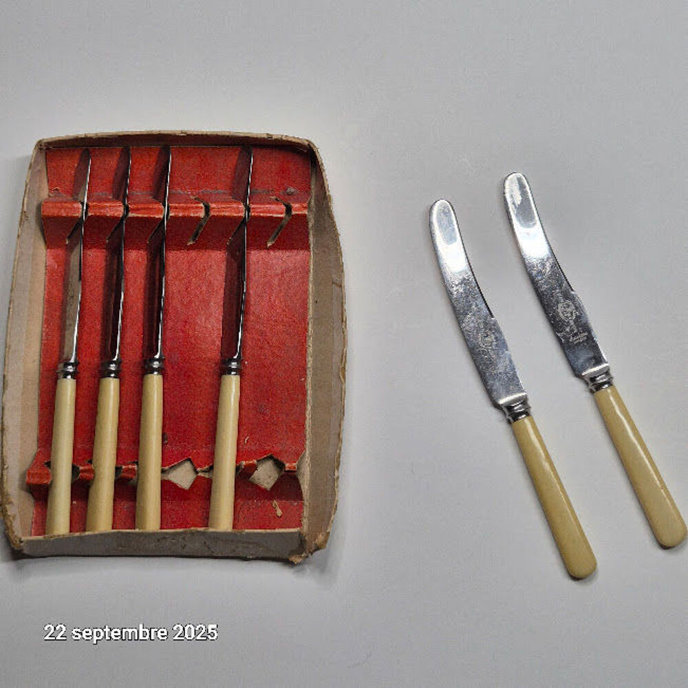 Couteaux &agrave; fromages ou dessert, ol'tlers to H.M. THE KING, v Cuisine