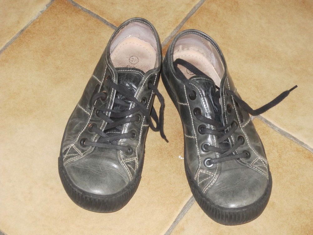Une paire de mocassins couleur grise Femme Chaussures