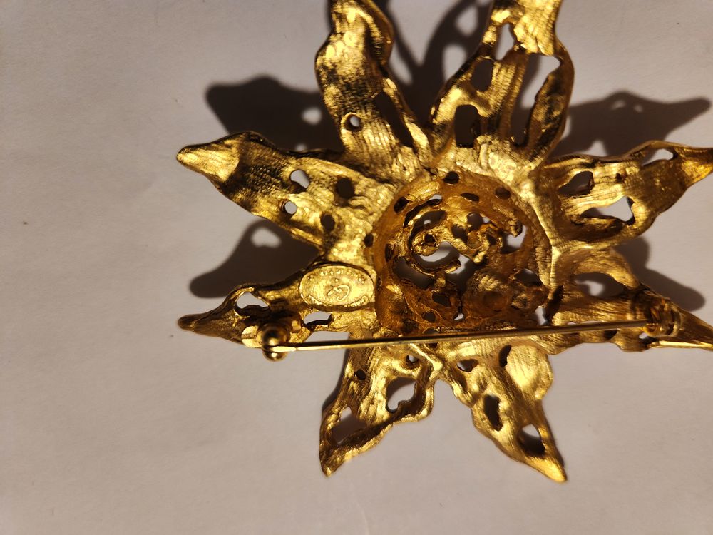 Broche &eacute;toile ajour&eacute;e dor&eacute;e patin&eacute;e Christian LACROIX Bijoux et montres