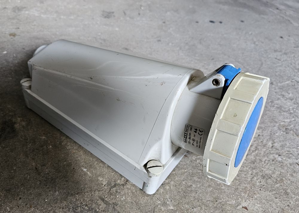 Prise triphas&eacute;e femelle125 A Bricolage