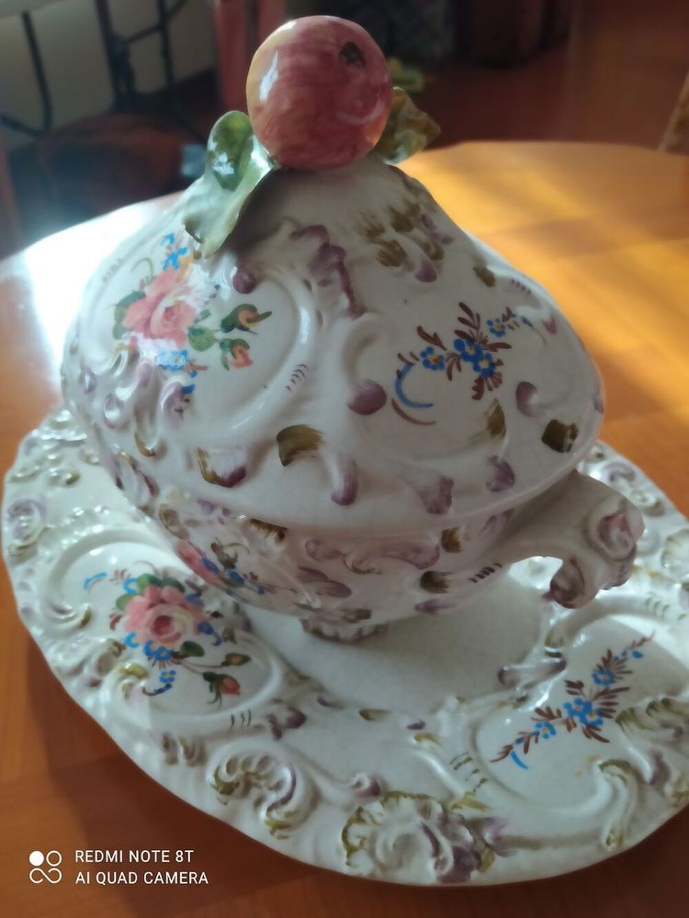 Soupi&egrave;re en fa&iuml;ence craquel&eacute;e Décoration