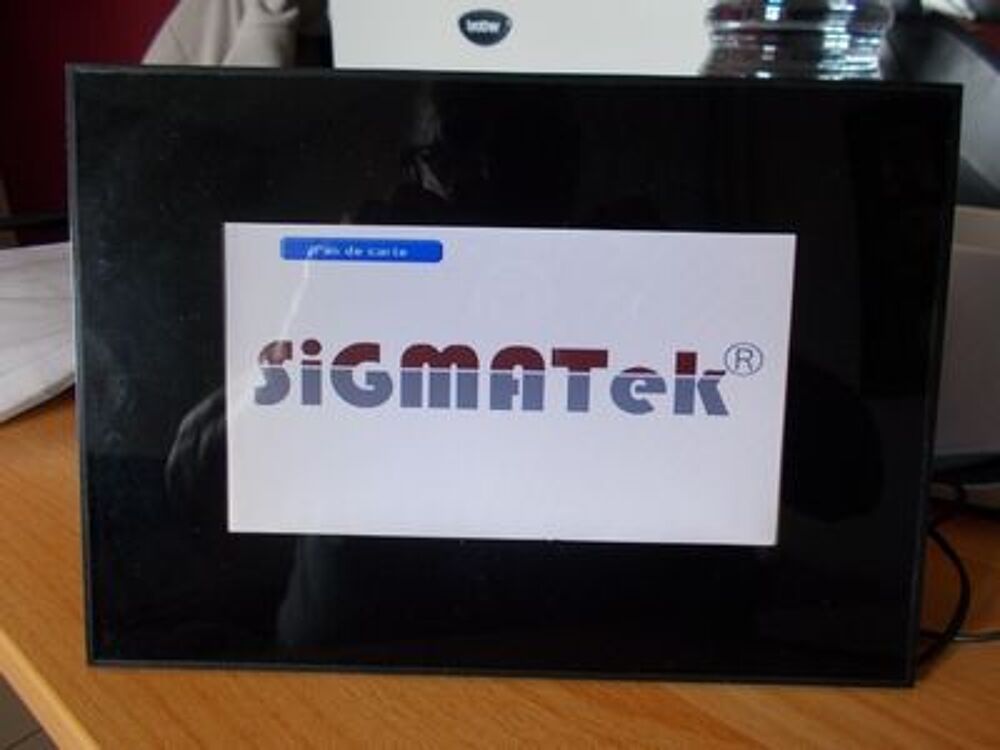 cadre num&eacute;rique SIGMATEK et sa t&eacute;l&eacute;commande Photos/Video/TV
