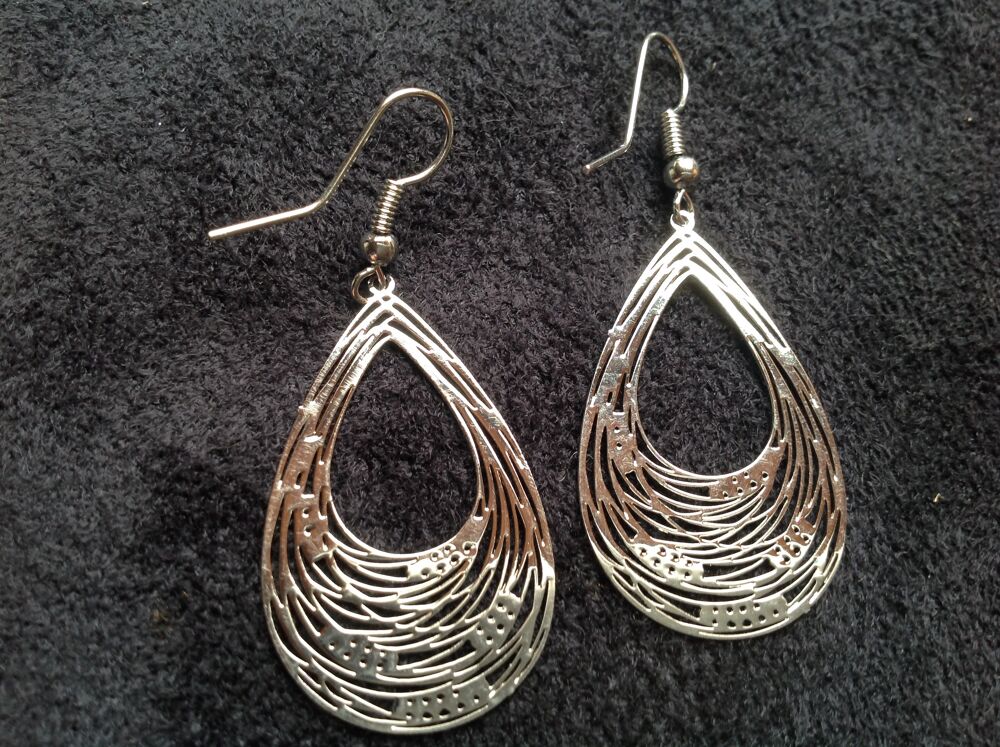 BOUCLES OREILLES ARGENT&Eacute; GOUTTE d'EAU Envoi possible
Bijoux et montres