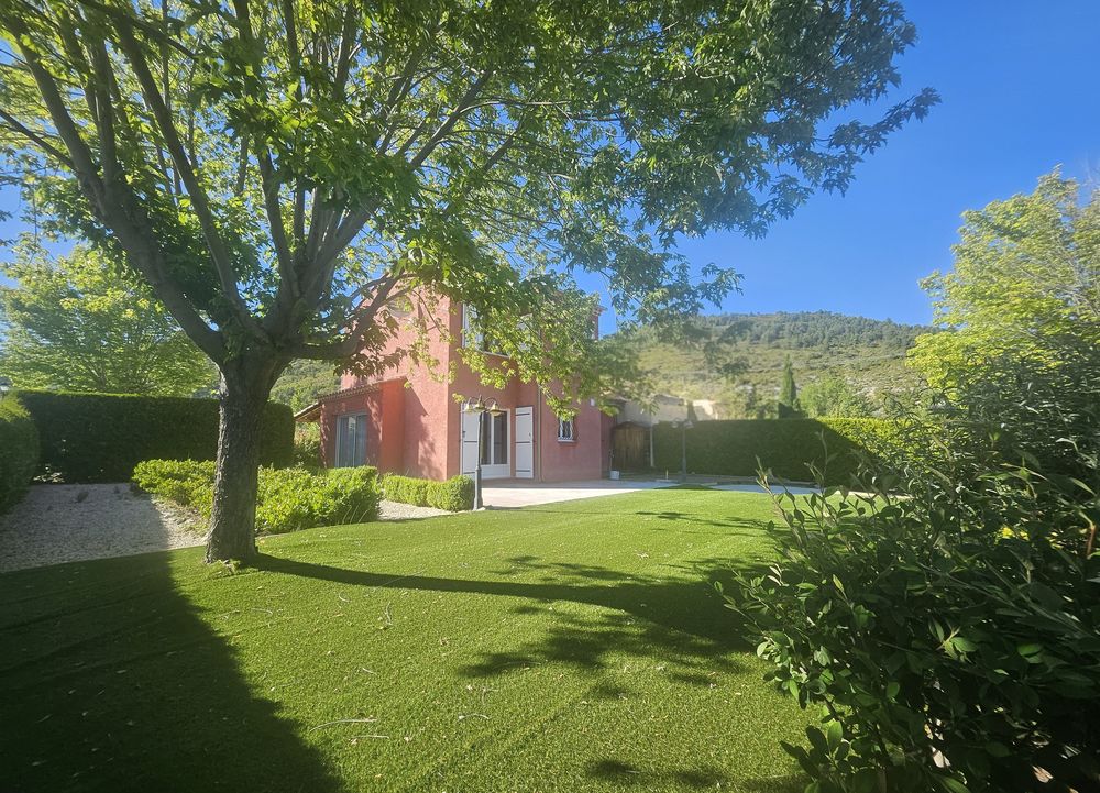 Vente Villa Belle villa avec jardin paysager, à proximité immédiate du Lac de Castillon Castellane