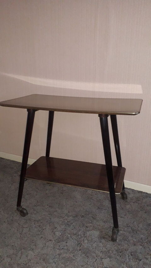 Table desserte en formica � roulettes ann�es 60
130 Salon-de-Provence (13)