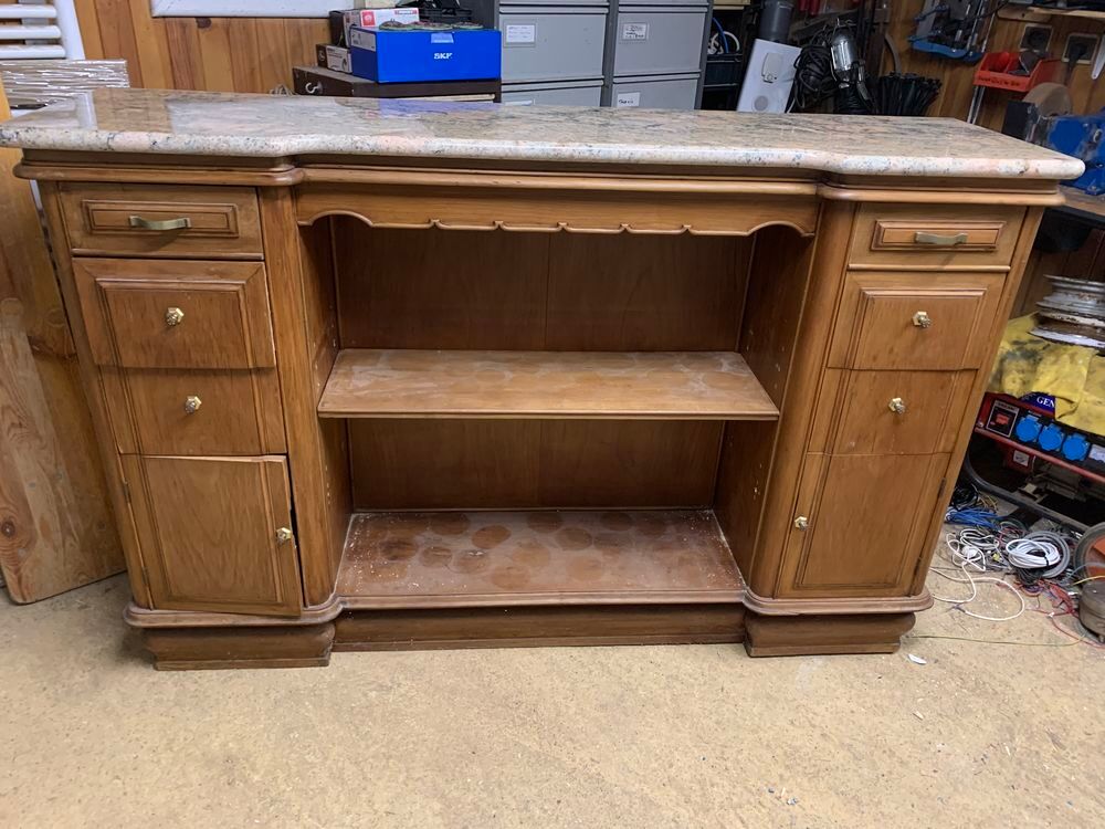 Meuble bar en bois en bon &eacute;tat 
Meubles