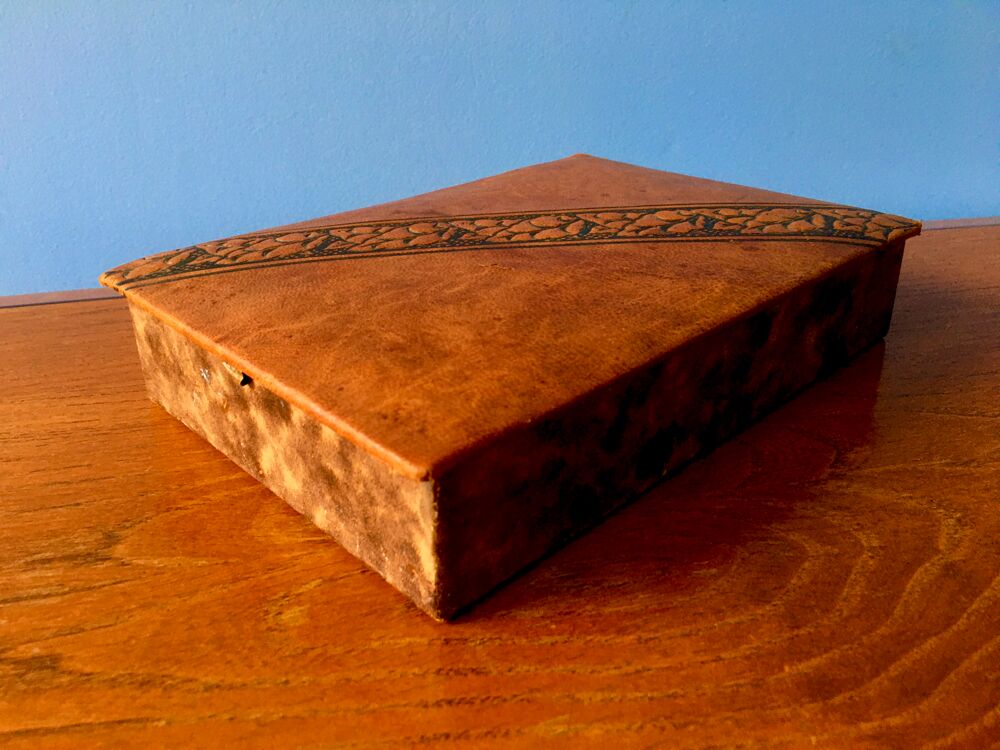 Coffret ancien en cuir v&eacute;ritable gaufr&eacute; ; milieu XXe Décoration