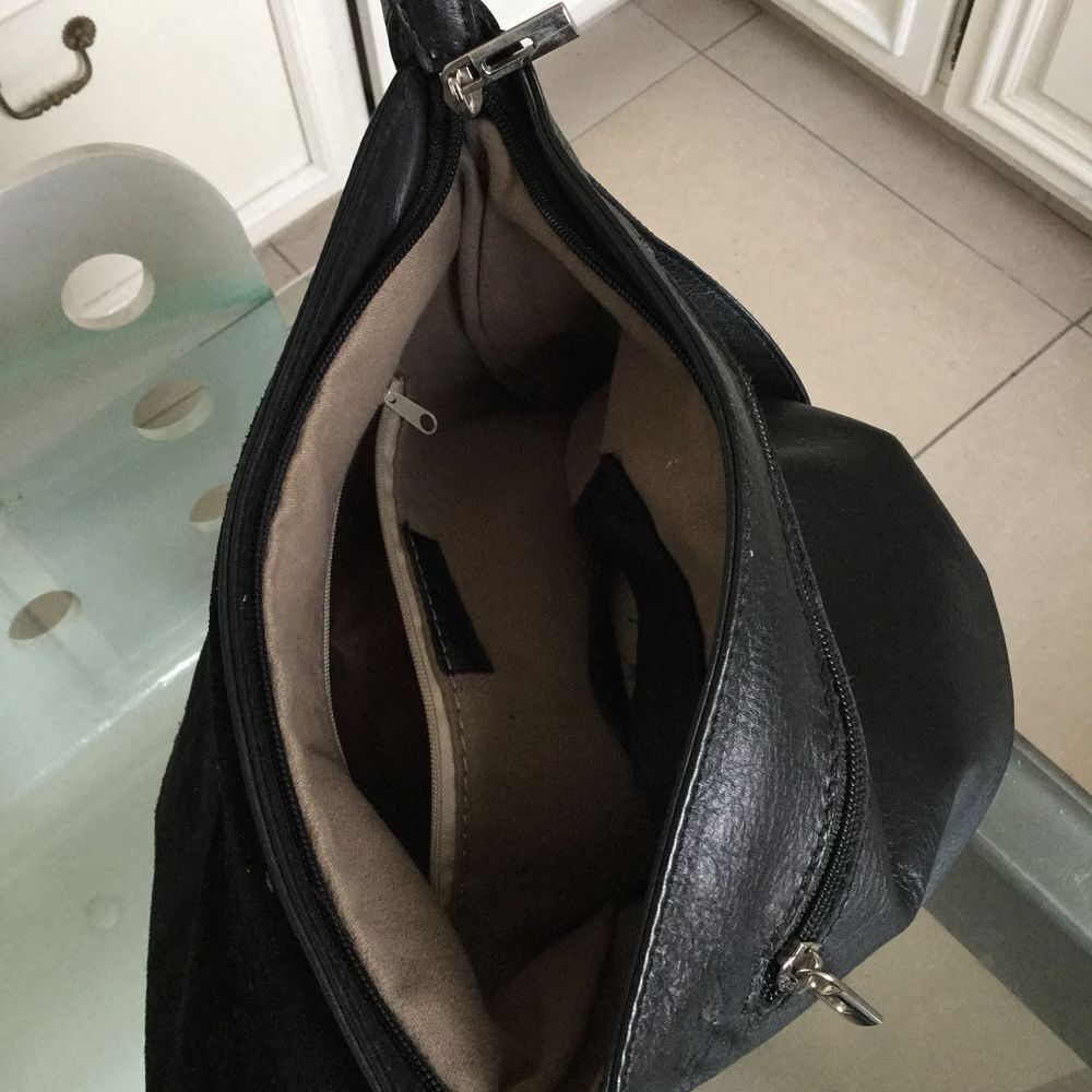 SAC POCHETTE EN CUIR NOIR AGNEAU, &eacute;tat voisin du neuf Maroquinerie