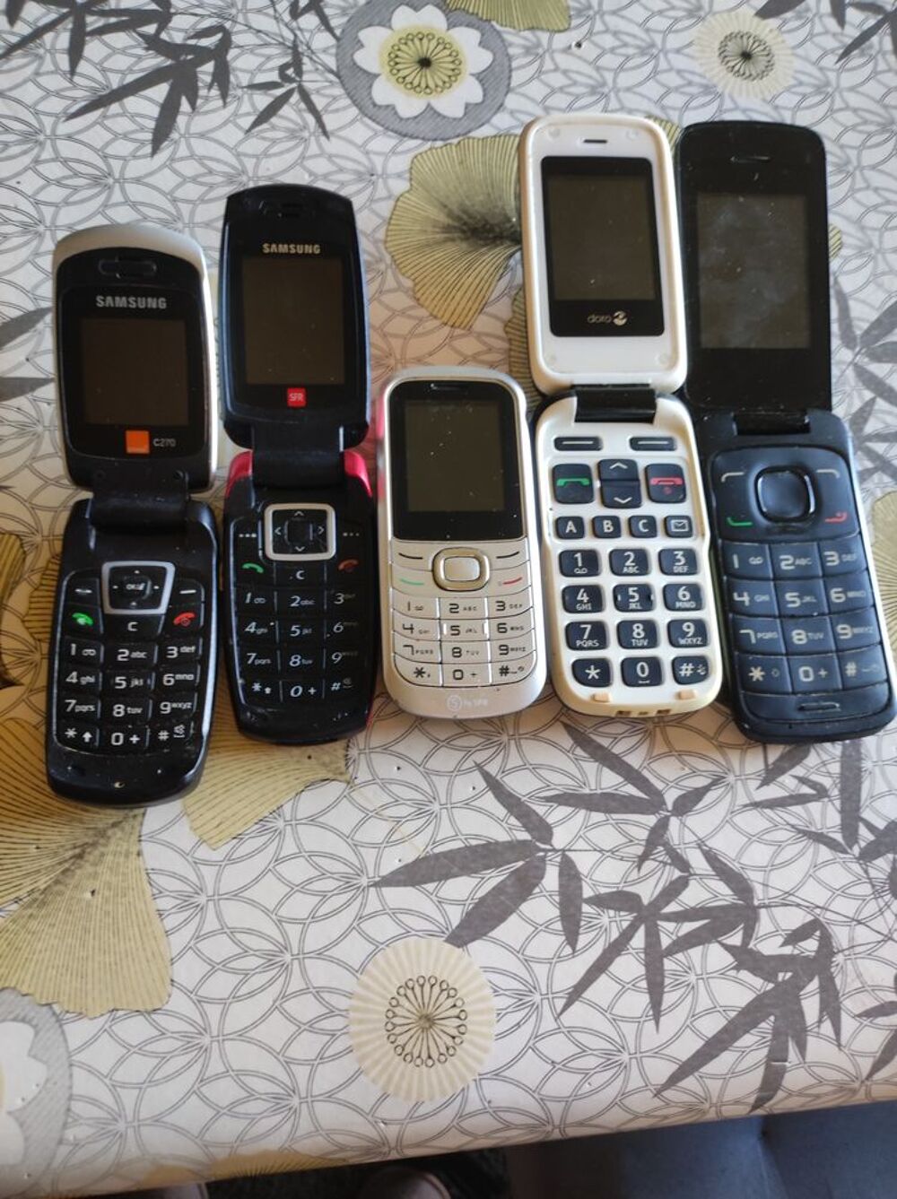 Lot de 5 t&eacute;l&eacute;phones portables dans l'&eacute;tat Téléphones et tablettes