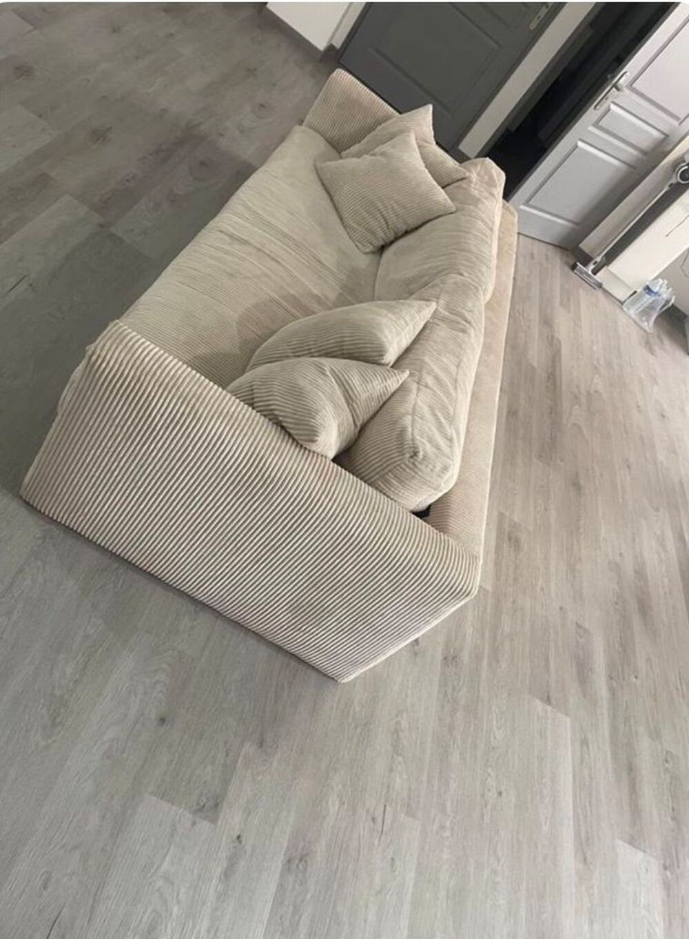 Canap&eacute; et pouf beige c&ocirc;tel&eacute; Meubles