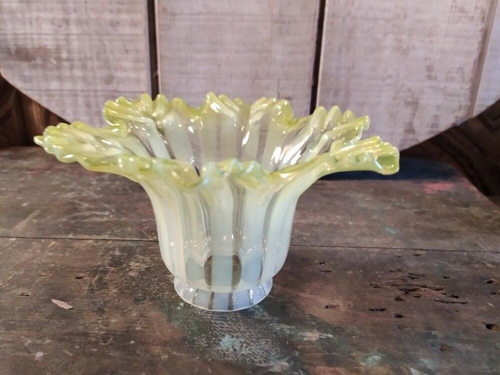 Ancienne Tulipe de Lampe Verre Souffl&eacute; Vert /Jaune Décoration