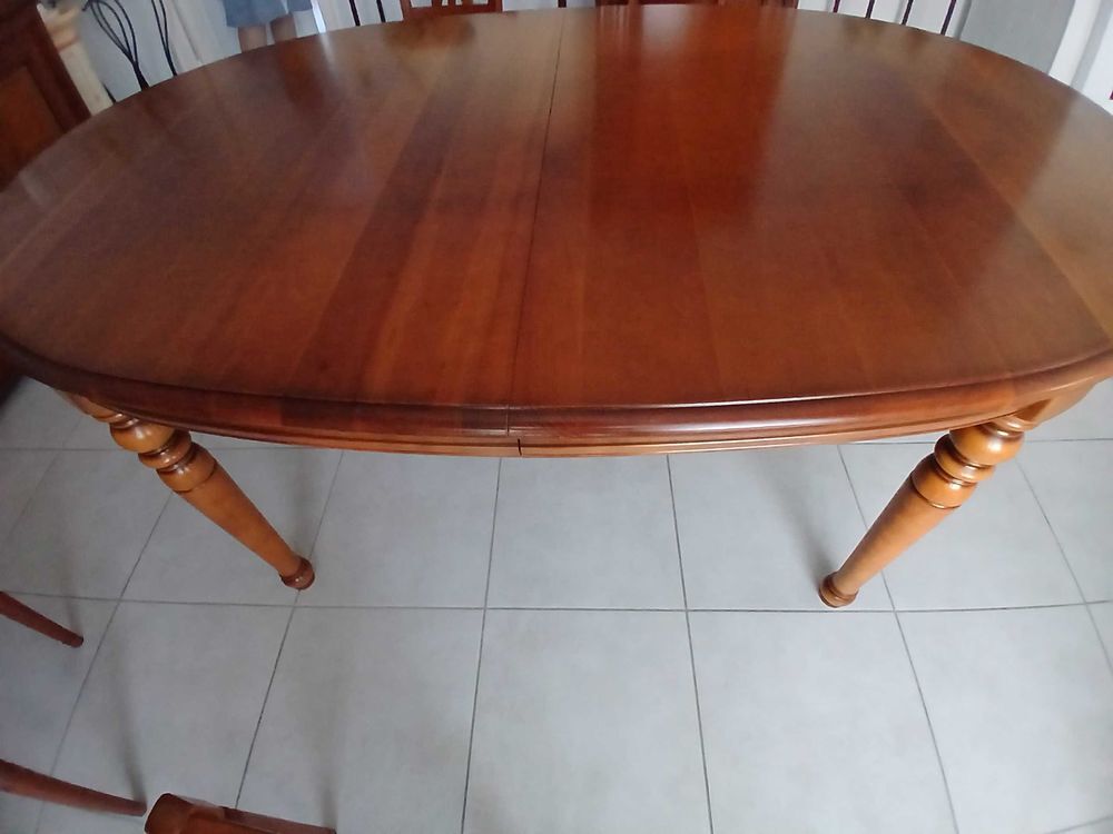 Table de salle &agrave; manger. Meubles