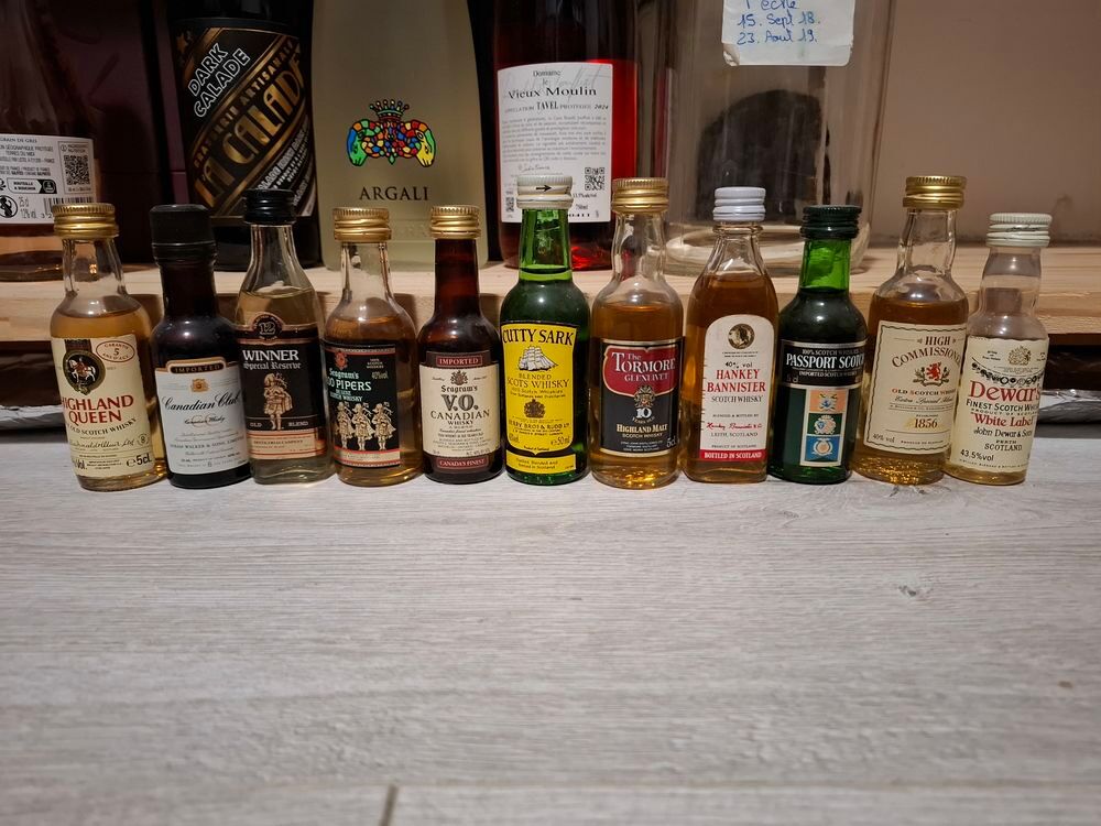 Une 60 taine Mignonnettes whisky pleine 