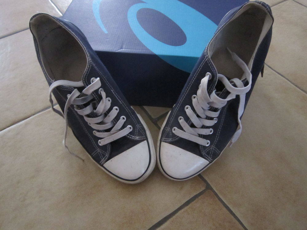 Une paire de chaussures style converse couleur beue marine Chaussures