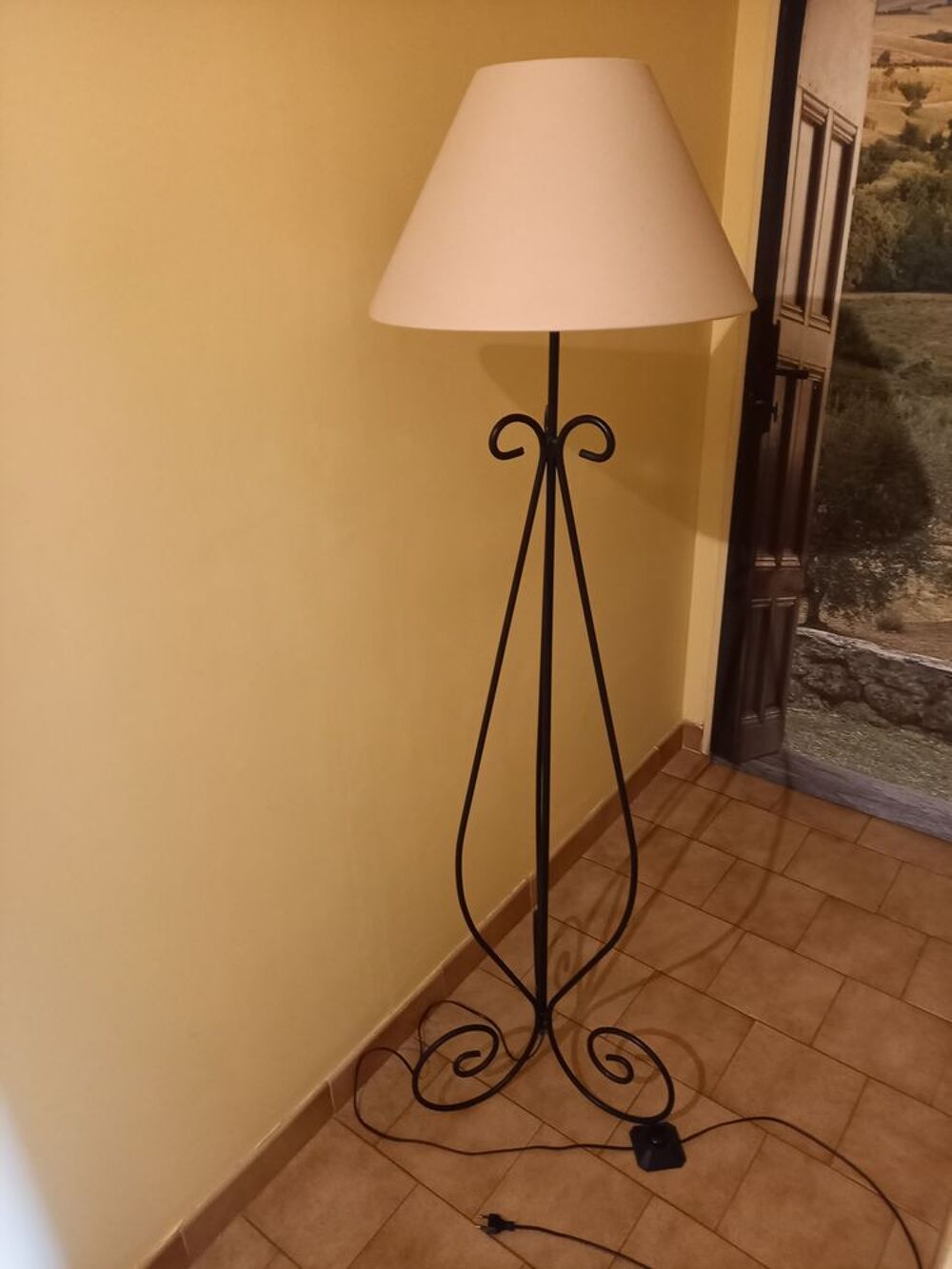  Lampadaire sur pied en fer forg&eacute; &agrave; volutes Décoration
