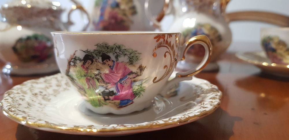 Service &agrave; caf&eacute; en porcelaine 