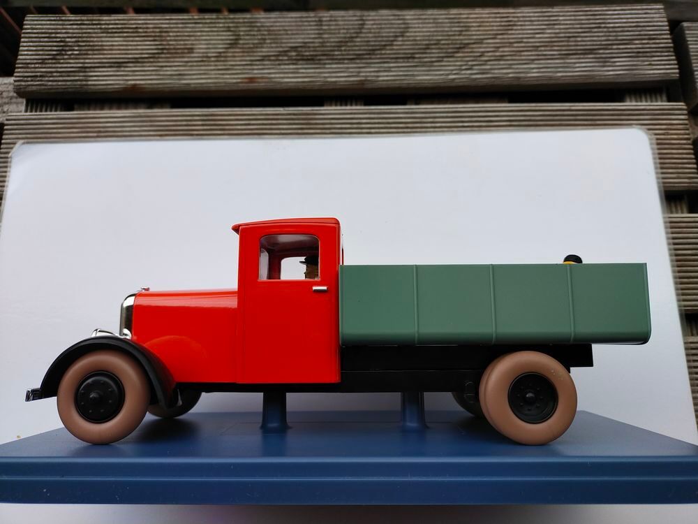 VOITURE DE TINTIN LA N&deg; 49 "" LE CAMION ROUGE "" 