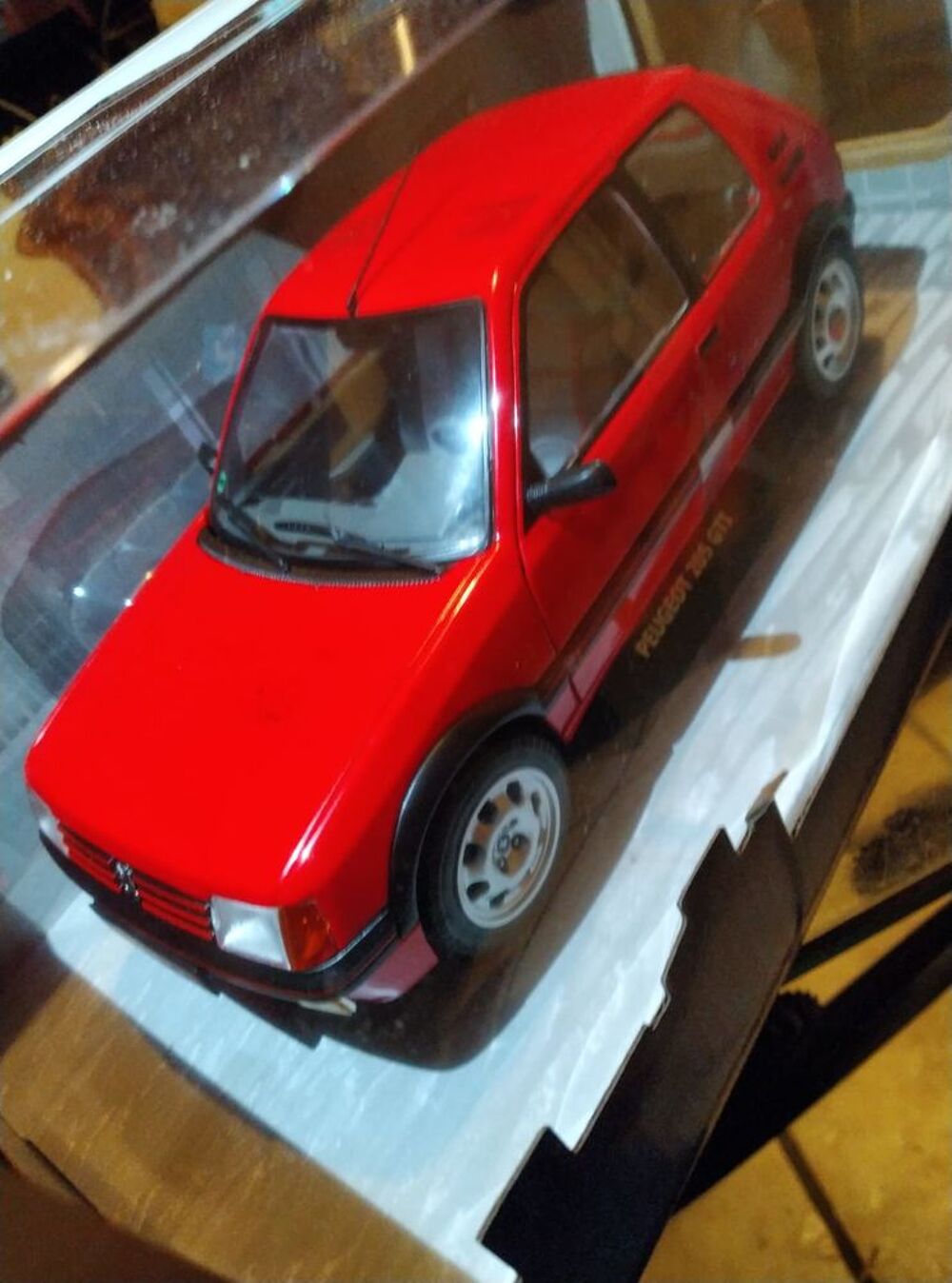 PEUGEOT 205 GTI ROUGE SOLIDO 1/18 