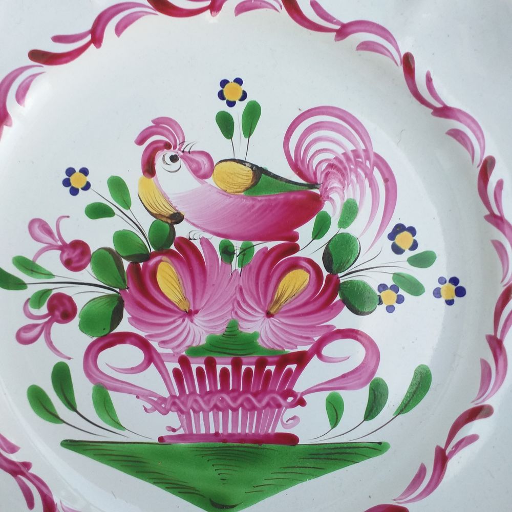 Assiette SAINT CLEMENT - coq au-dessus d'une corbeille 