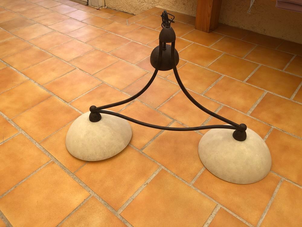 Luminaire double &agrave; suspendre fer et verre poli. Décoration