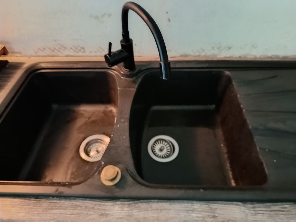 &Eacute;vier double Bacs encastrable noir avec robinetterie Electroménager