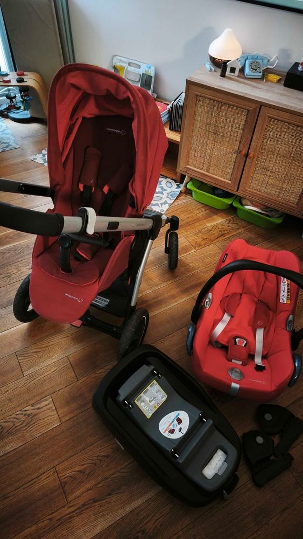 Poussette B&eacute;b&eacute; Confort Loola + cosy + 2 bases ISOFIX FamilyFix €" Excellent &eacute;tat Puériculture