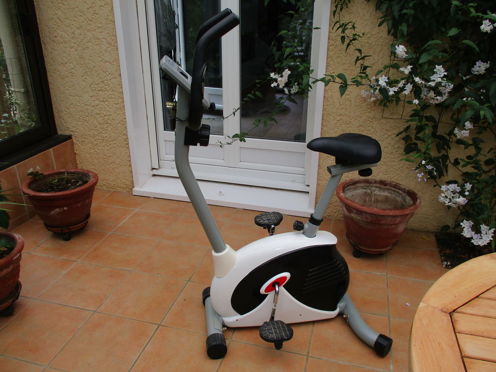 v&eacute;lo d'appartement tr&egrave;s peu utilis&eacute; Sports