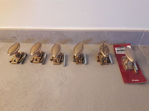 Poign�es de fen�tre bronze 0 Mont�vrain (77)