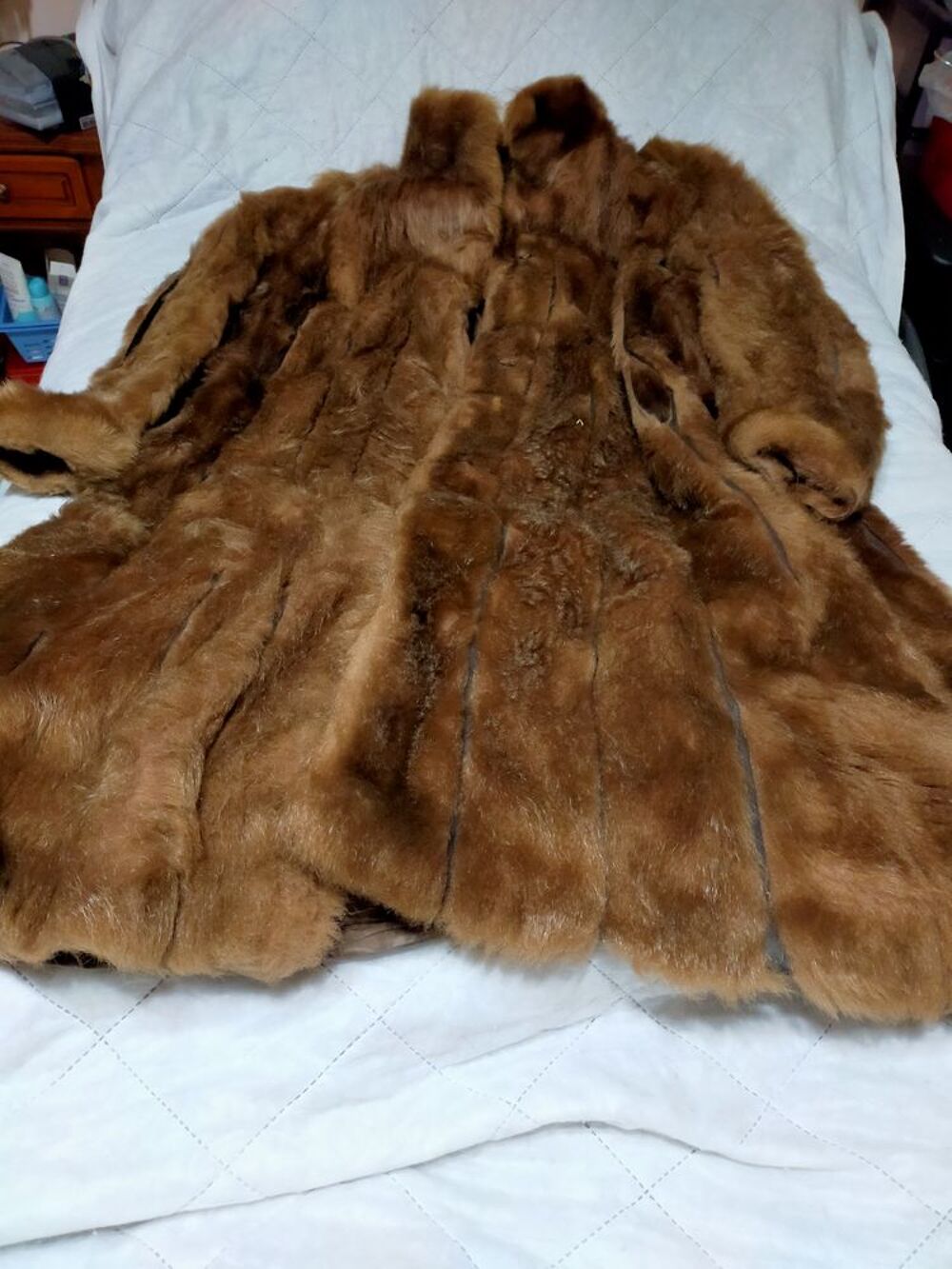 Manteau en fourrure v&eacute;ritable. Vêtements