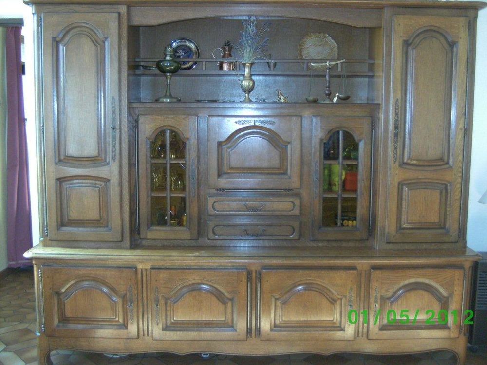 Buffet living , table ronde et 6 chaises assorties Meubles