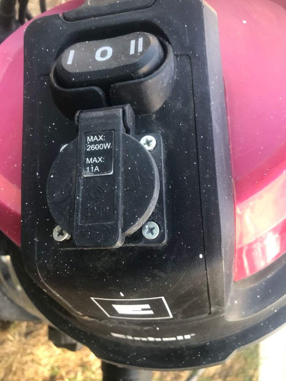 Aspirateur cuve avec tuyau long . Electroménager