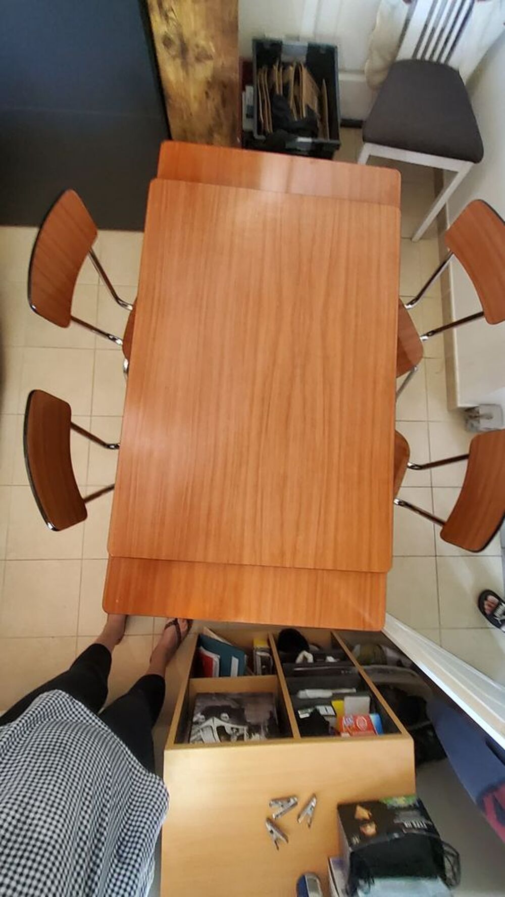 Table plus 4 chaises ann&eacute;e 1970 formica 
Meubles