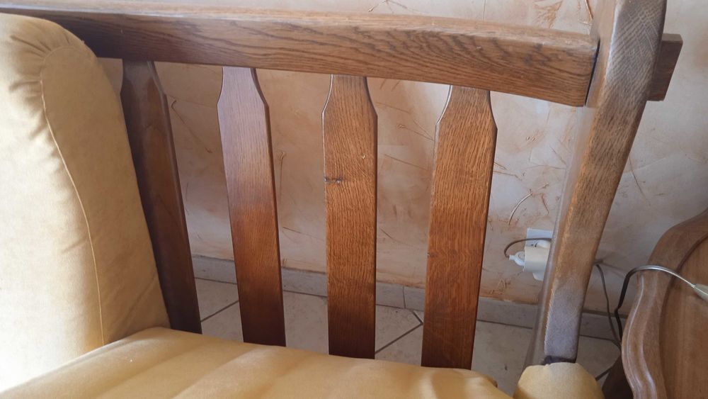 Beau salon canap&eacute;,2 fauteuils en ch&ecirc;ne massif.Structure en parfait &eacute;tat,usure du tissu. Meubles