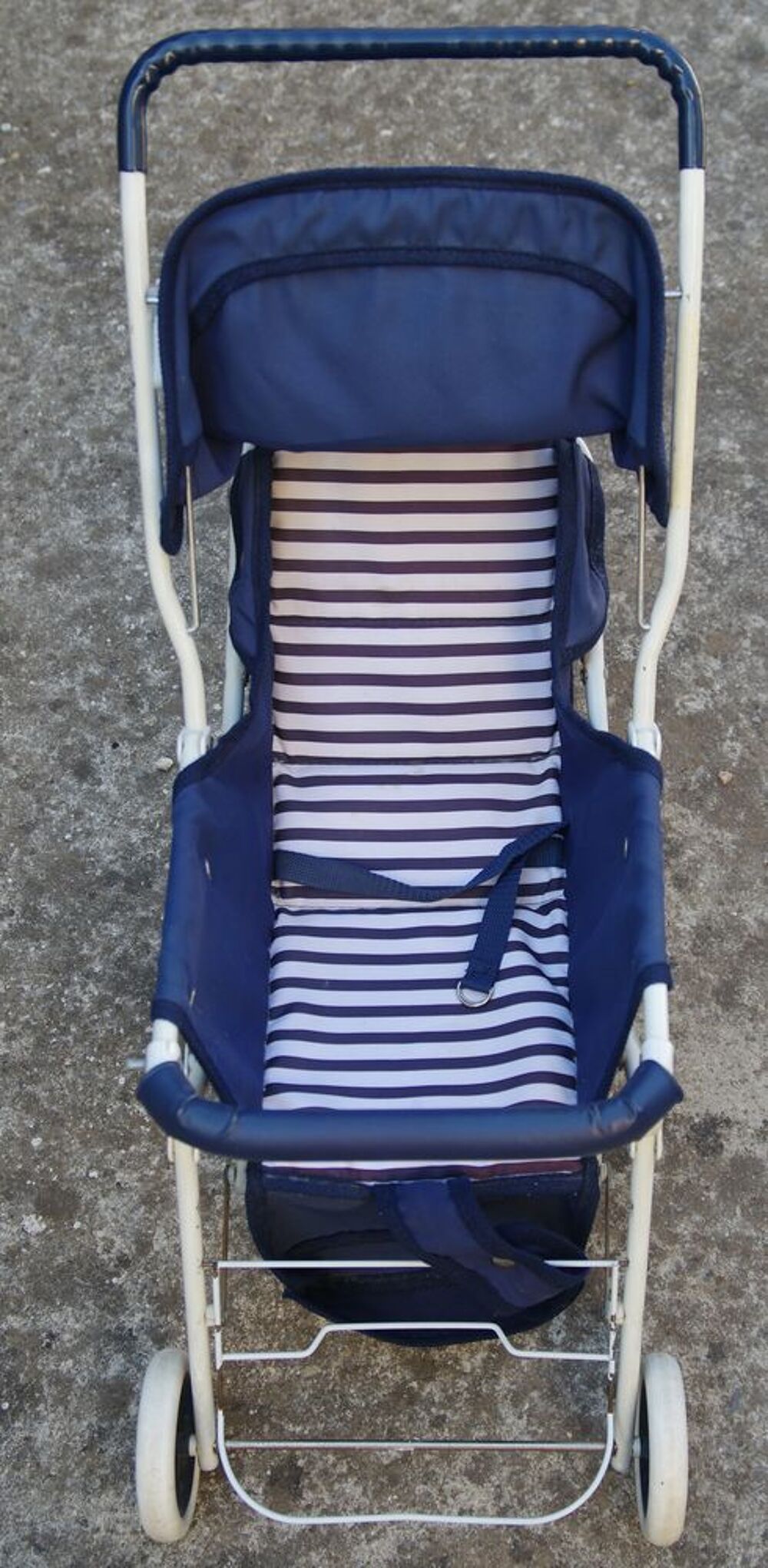 Adorable poussette pour poup&eacute;e, ancienne, ann&eacute;es 80.
Jeux / jouets