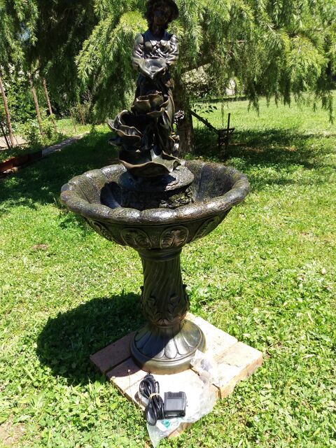 Fontaine de Jardin en R�sine avec Statue , jamais install�e 180 Cugnaux (31)