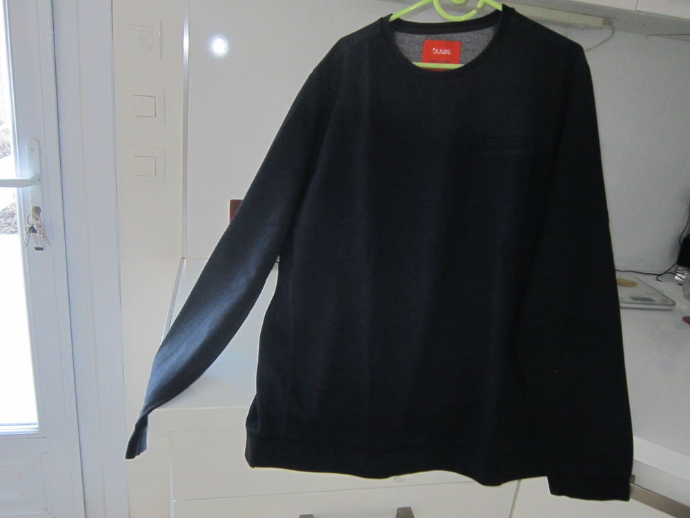 Un sweat de couleur noire Vtements