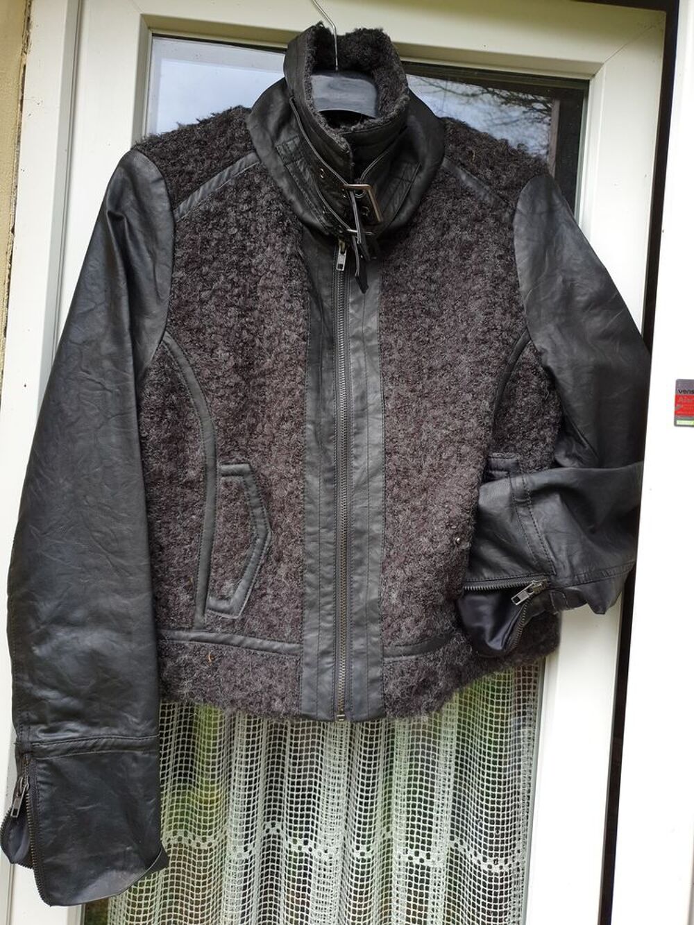 Sympathique blouson bi mati&egrave;re Vêtements