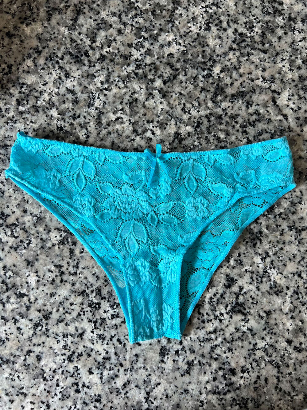 Culotte bleue dentelle taille XS/S. Neuve jamais port&eacute;e Vêtements