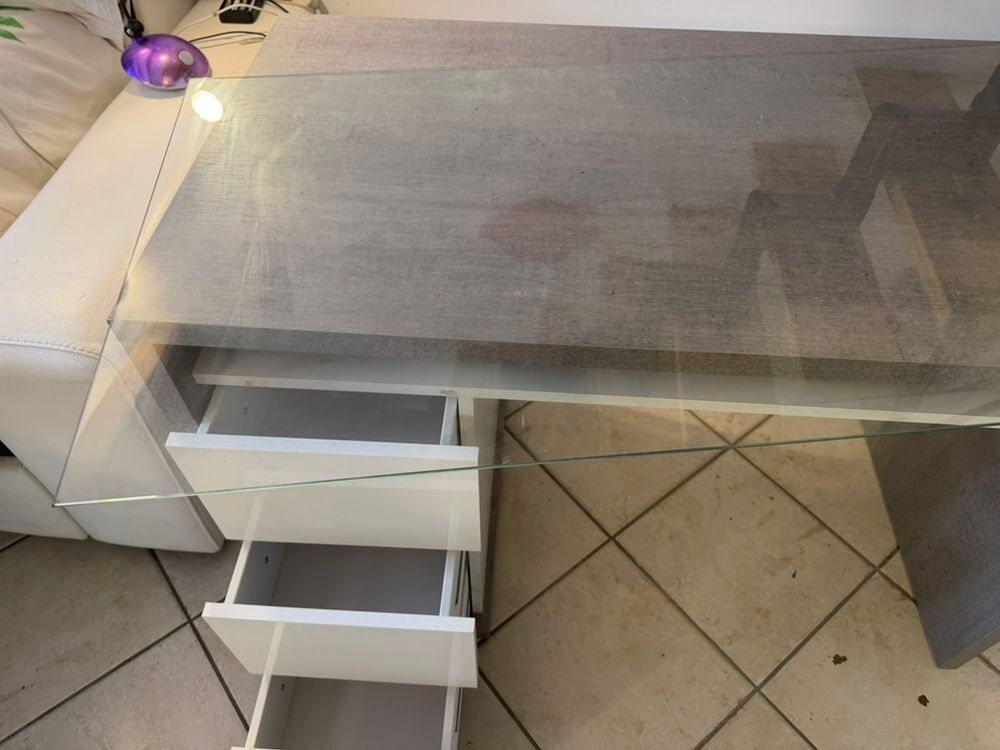 Bureau gris et blanc trois tiroirs verre protection securit Meubles