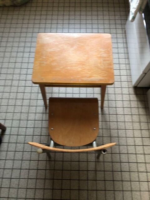 Petit bureau sans tiroir avec petite chaise d'colier 
50 Frignicourt (51)
