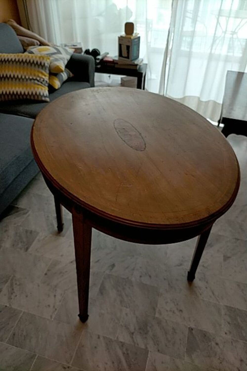 Table ovale maquett&eacute;e Meubles