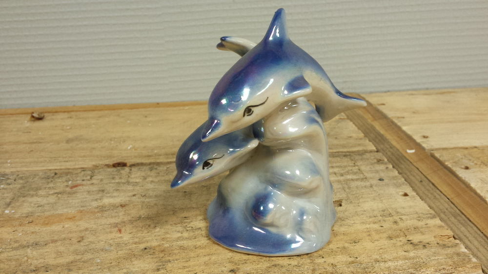 Statuette de couple de dauphins sur grosse vague Décoration