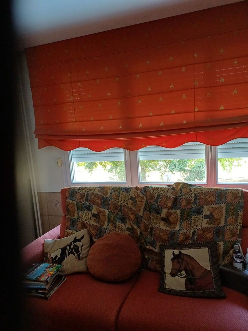 Grand canape de couleur rouge/orange pratiquement neuf Meubles