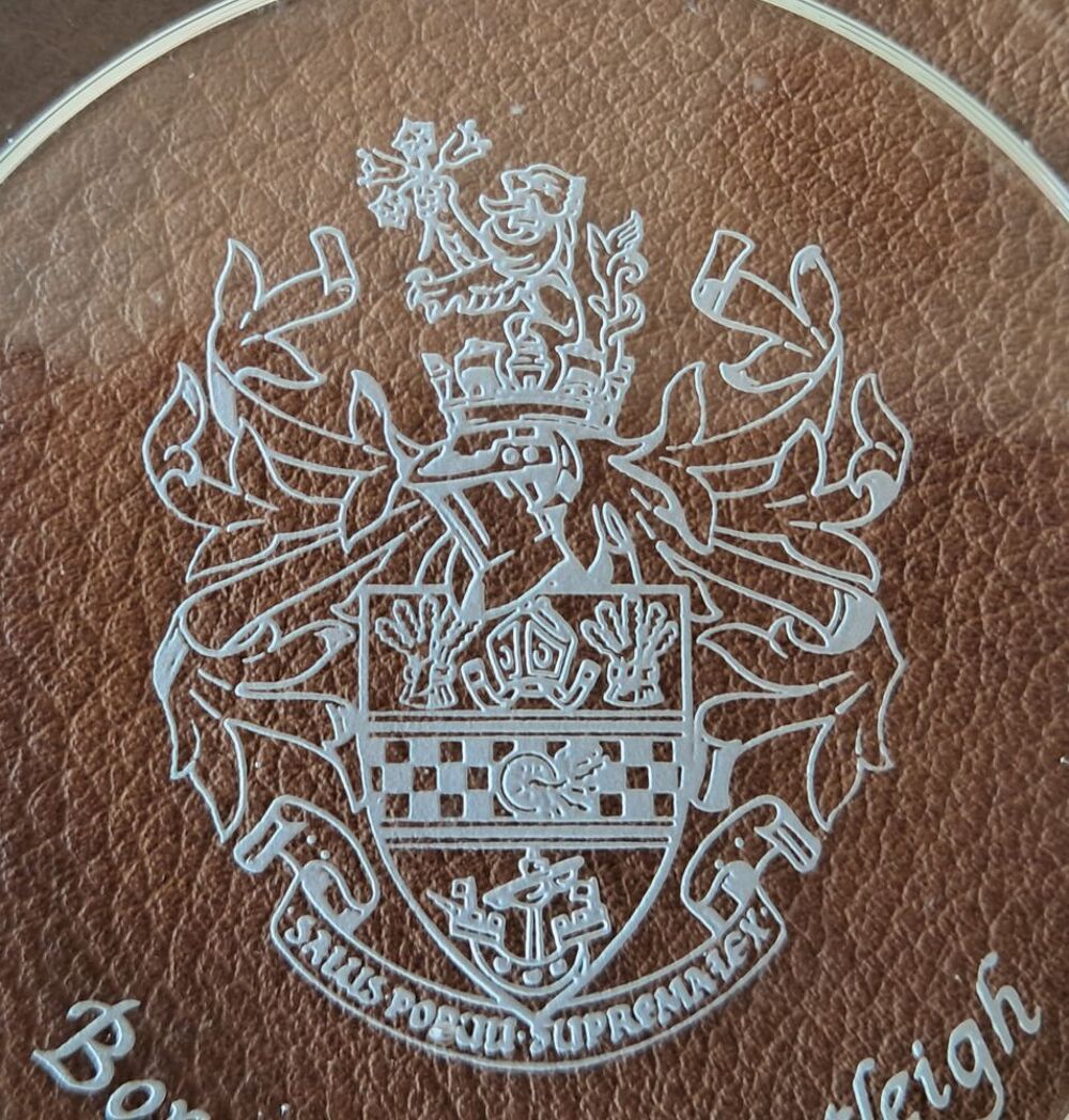 presse papier en verre borough of eastleigh avec armoiries 
