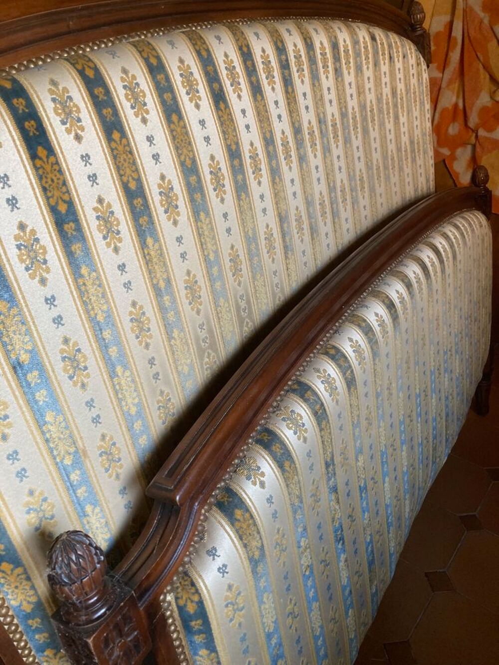 encadrement lit Style Louis XVI capitonn&eacute; beige et bleu Meubles