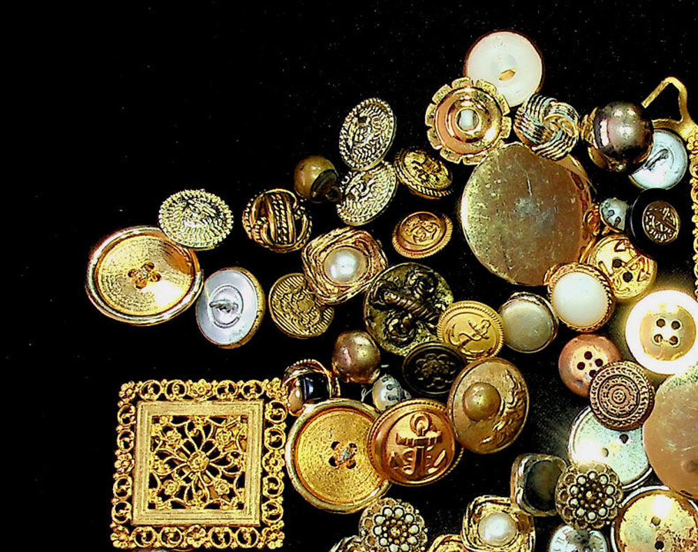 LOT DE 125 BOUTONS DORES ou proche de ce style, Vintage &agrave; un 