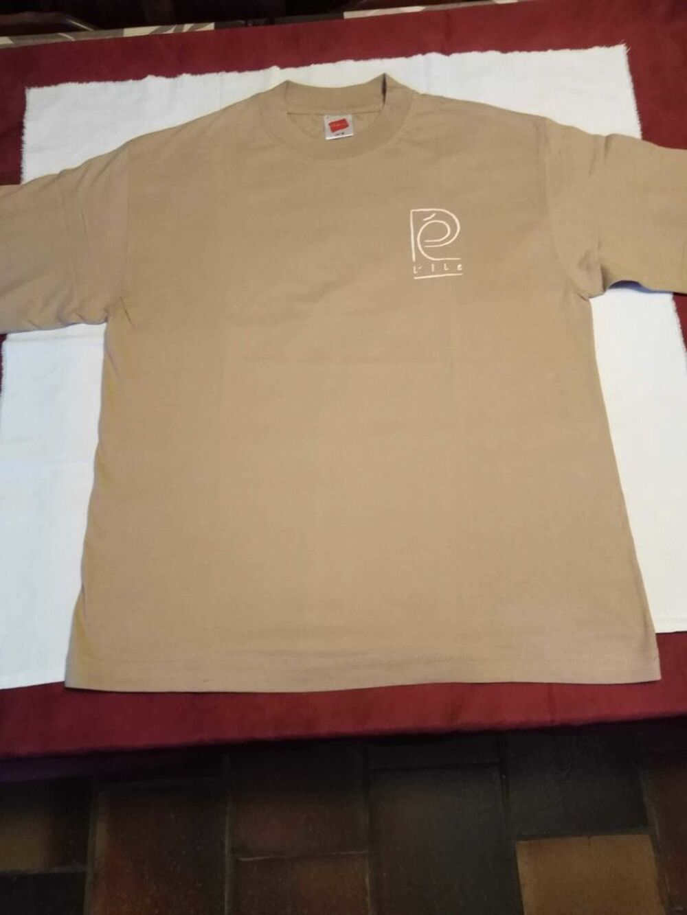 T-shirt marron clair han&egrave;s l'&icirc;le taille M neuf jamais port&eacute; Vêtements