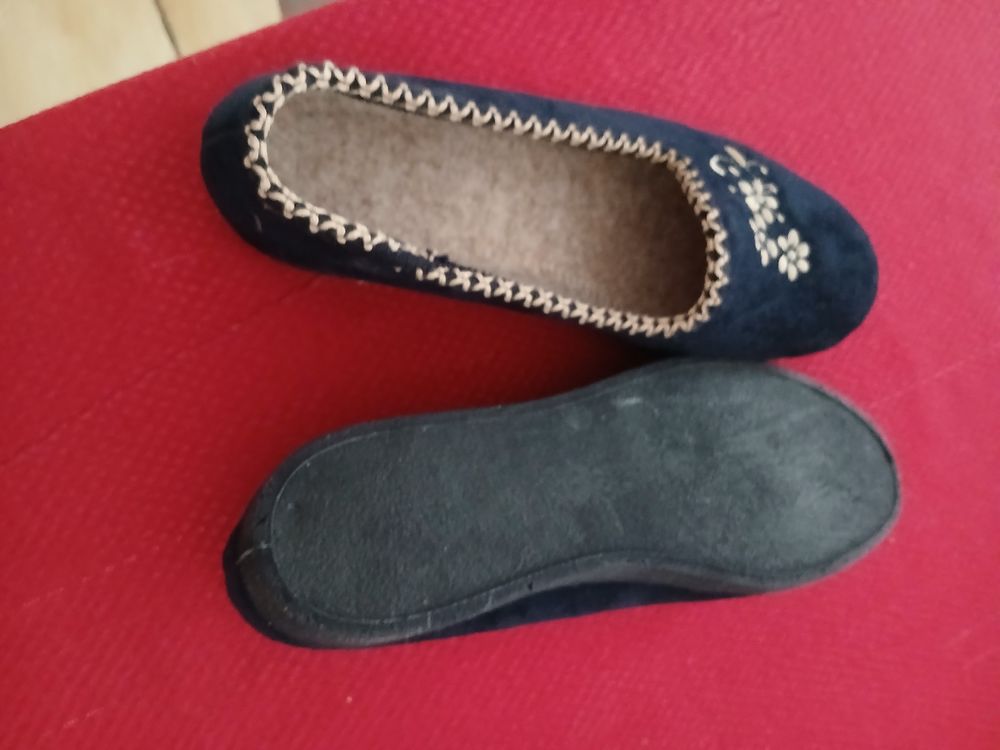 Une paire de pantoufle Femme Chaussures